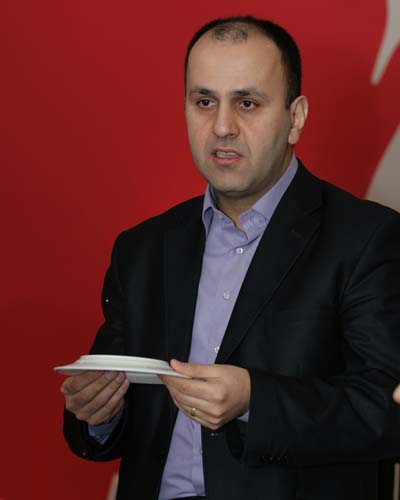 На пресс-ланче с Генеральным директором life:) Озджаном Эрмишем (Ozcan Ermis). К сети life ежедневно подключается около 5 тысяч абонентов...